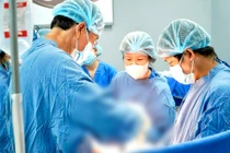 31 tuổi mang u buồng trứng nặng gần 20 kg