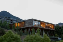 Ngôi nhà “lơ lửng” với giếng trời lộ thiên độc đáo