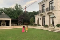 Dinh thự rộng ngang lâu đài hoàng gia của con gái tỷ phú