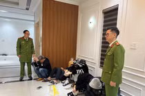 Bắt quả tang 15 nam nữ đang "bay lắc" trong căn biệt thự