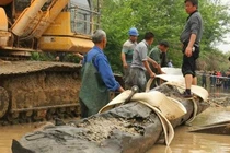 Đào trúng khúc gỗ 25m, cảnh sát lập tức phong tỏa hiện trường vì điều này