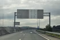 Hàng loạt biển báo “bay màu” trên cao tốc Đà Nẵng - Quảng Ngãi