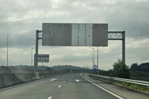 Hàng loạt biển báo “bay màu” trên cao tốc Đà Nẵng - Quảng Ngãi