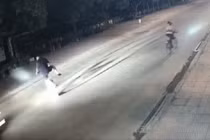 Bị ô tô hất văng khi đạp xe thể dục