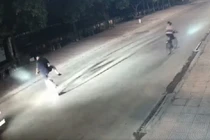 Bị ô tô hất văng khi đạp xe thể dục