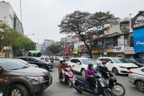 Hà Nội: Người dân tấp nập đi chùa, đường phố ùn tắc