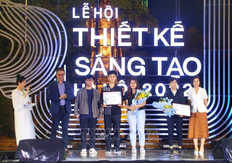 Trao giải Ba Cuộc thi Thiết kế ngôi nhà mơ ước. Ảnh: Tuấn Đức TTXVN.