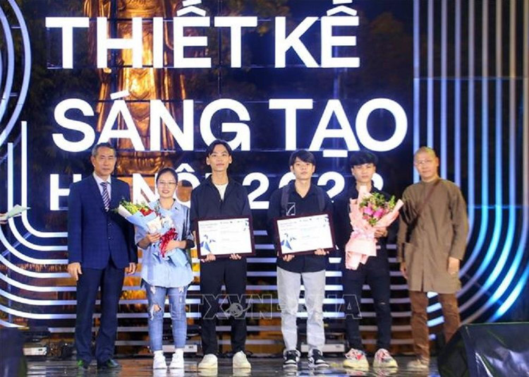 Trao giải Nhì cuộc thi &quot;Thiết kế ngôi nhà mơ ước&quot;.