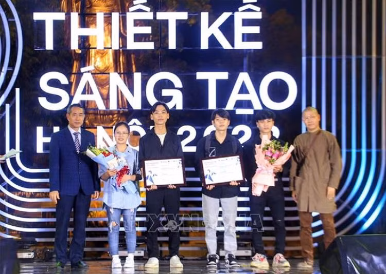 Trao giải Nhì cuộc thi "Thiết kế ngôi nhà mơ ước".