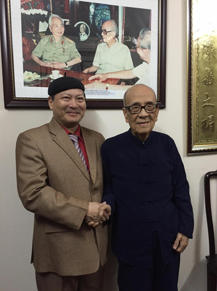 Võ sư Ngô Xuân Bính chúc sức khỏe GS Vũ Khiêu.