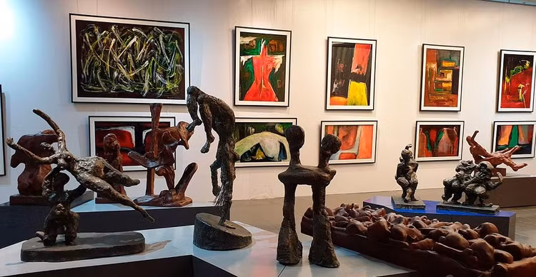 Các tác phẩm điêu khắc và sơn mài của họa sĩ Ngô Xuân Bính.