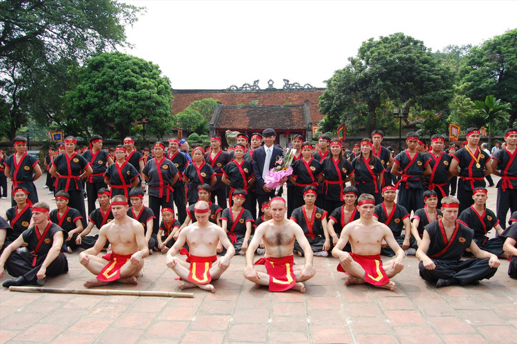 Các môn sinh của phái võ Nhất Nam trong và ngoài nước biểu diễn tại Văn miếu Quốc Tử Giám Hà Nội.