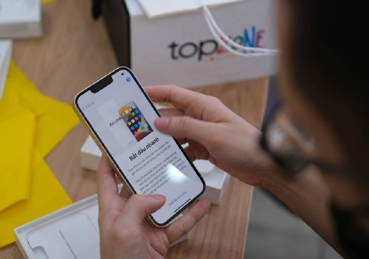 Nhiều người dùng lựa chọn iPhone xách tay khi về sớm hơn hàng chính hãng. Ảnh: Xuân Sang.