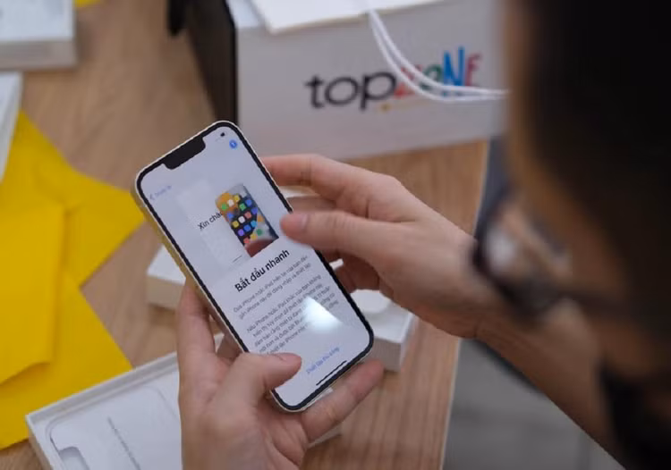 Nhiều người dùng lựa chọn iPhone xách tay khi về sớm hơn hàng chính hãng. Ảnh: Xuân Sang.