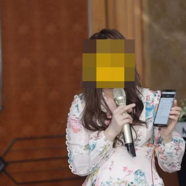 Sự việc sau khi bị khui ra gây xôn xao cõi mạng, netizen từ đây cũng tò mò về danh tính của hot girl lừa đảo nổi tiếng này. Sự việc sau khi bị khui ra gây xôn xao cõi mạng, netizen từ đây cũng tò mò về danh tính của hot girl lừa đảo nổi tiếng này.