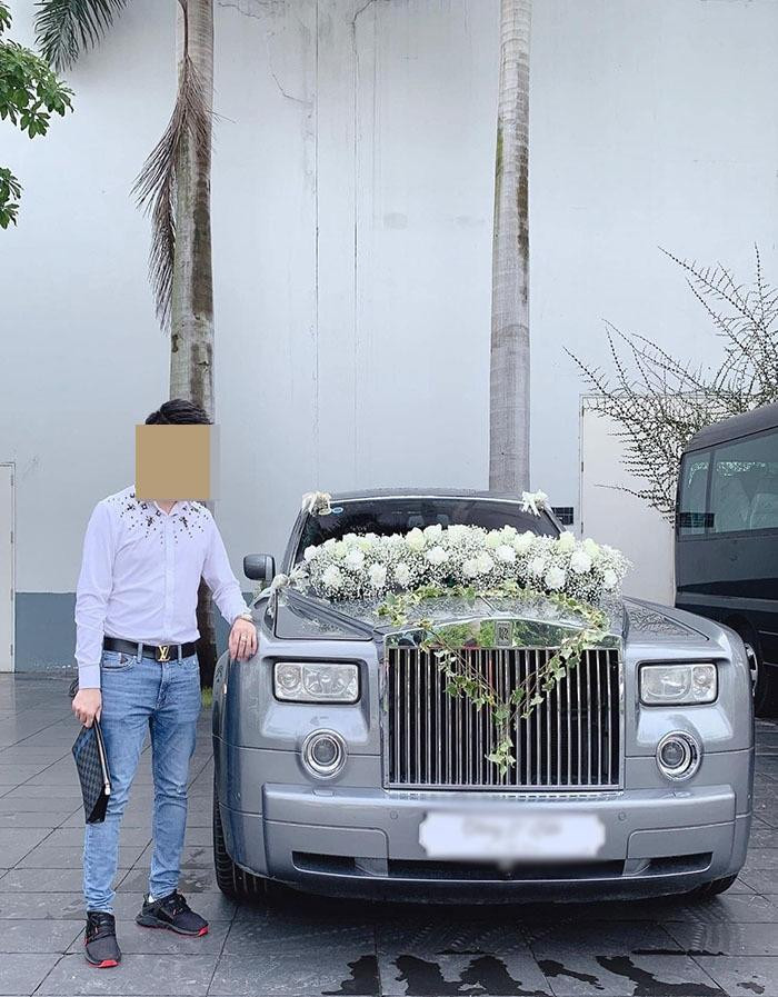 Trong đám cưới 17 tỷ của mình, V.A còn thuê hẳn xe sang giá 37 triệu đồng giả làm của hồi môn. cô gái này còn thuê diễn viên đóng vai bố, cô dì chú bác, bà con dòng họ khi gia đình “nhà chồng” sang chơi thời gian đầu và đám cưới. Trong lễ cưới, V.A còn thuê tới 300 người đi ăn cưới cho bên họ nhà gái với giá 300.000 - 500.000 đồng/người.