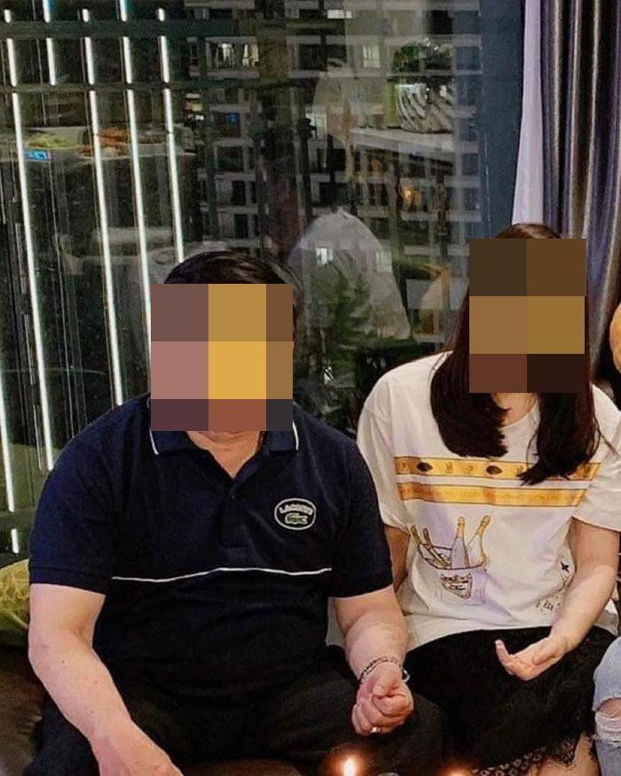 Vào năm 2019, V.A từng xuất hiện trên truyền thông với vai trò là giám đốc của một công ty chuyên cho thuê homestay dịch vụ. Thậm chí, cô gái này còn lập hẳn 1 trang Fanpage để giới thiệu về bản thân.