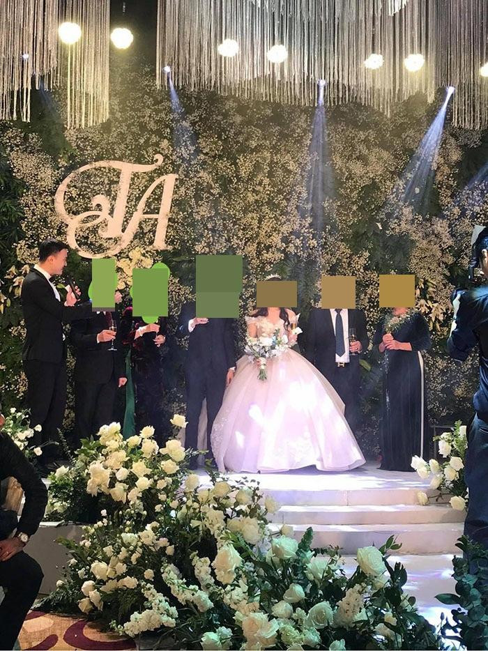 Cụ thể, cô gái tên thật là N.T.V.A, sinh năm 1995 nhưng đã tự vẽ ra cho mình một cái tên rất Tây là “Tina D.T.N”.