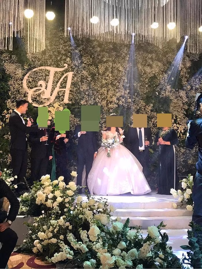 Cụ thể, cô gái tên thật là N.T.V.A, sinh năm 1995 nhưng đã tự vẽ ra cho mình một cái tên rất Tây là “Tina D.T.N”. Cụ thể, cô gái tên thật là N.T.V.A, sinh năm 1995 nhưng đã tự vẽ ra cho mình một cái tên rất Tây là “Tina D.T.N”.