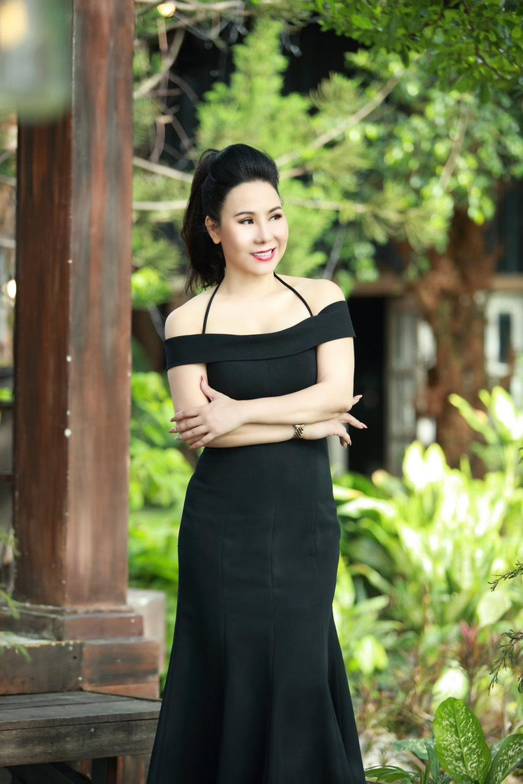 Ở chị có khí chất của một nữ doanh nhân thành đạt, hiểu biết, nhiều trải nghiệm.