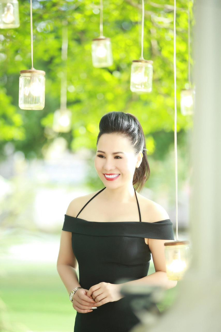 Ngô Thị Kim Chi thanh lịch khi diện váy đen hack tuổi, thể hiện đẳng cấp Nữ hoàng Doanh nhân.