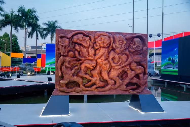 Một tác phẩm điêu khắc kích thước lớn tại triển lãm. Một tác phẩm điêu khắc kích thước lớn tại triển lãm.