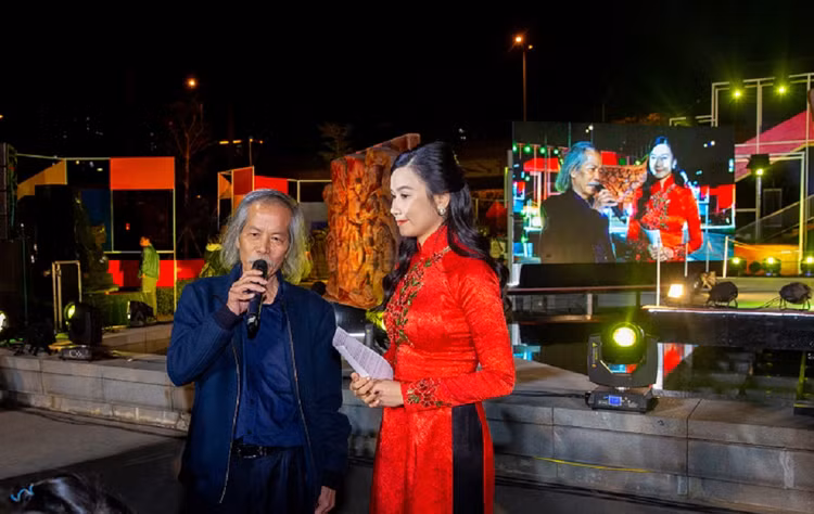 Chủ tịch Hội Mỹ thuật Việt Nam Lương Xuân Đoàn chia sẻ trong buổi khai mạc "Thông linh". Chủ tịch Hội Mỹ thuật Việt Nam Lương Xuân Đoàn chia sẻ trong buổi khai mạc "Thông linh".