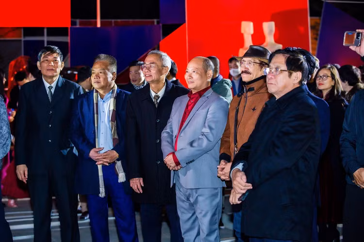 Họa sĩ Ngô Xuân Bính và đạo diễn khai mạc triển lãm nhạc sĩ Nguyễn Cường, cùng các khách mời. Họa sĩ Ngô Xuân Bính và đạo diễn khai mạc triển lãm nhạc sĩ Nguyễn Cường, cùng các khách mời.
