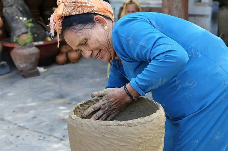 Nghệ thuật làm gốm của đồng bào Chăm. Nghệ thuật làm gốm của đồng bào Chăm.