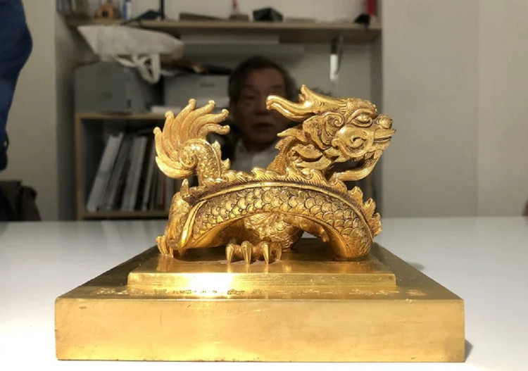 Kim ấn "Hoàng đế chi bảo". Kim ấn "Hoàng đế chi bảo".