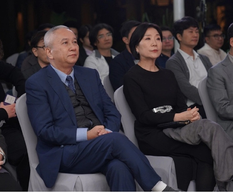 Nguyên đại sứ Nguyễn Vũ Tú (trái) và đại sứ Hàn Quốc Oh Young Yu (phải) tại ra mắt.