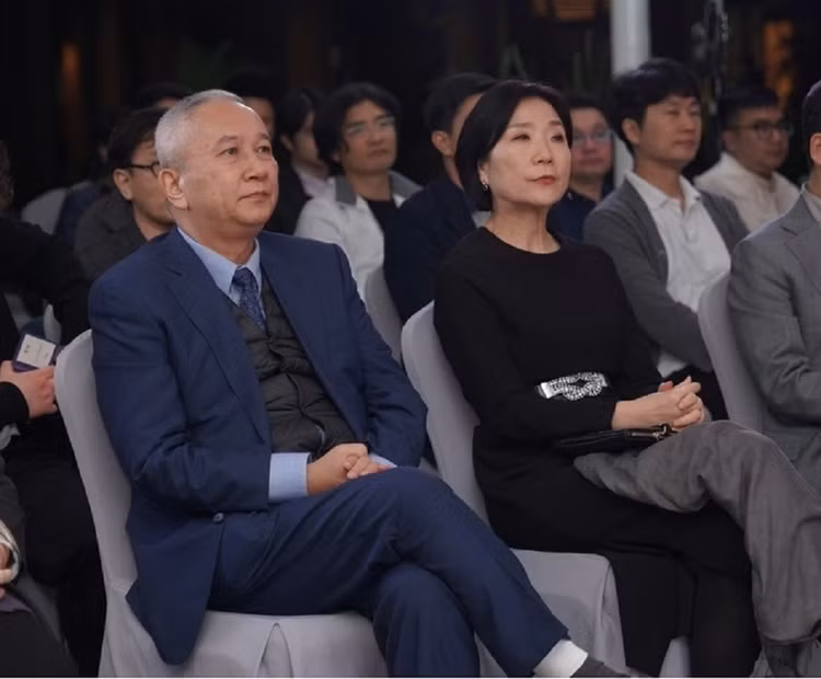 Nguyên đại sứ Nguyễn Vũ Tú (trái) và đại sứ Hàn Quốc Oh Young Yu (phải) tại ra mắt.