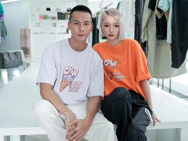 Nhiều ca sĩ, diễn viên nổi tiếng chụp ảnh check-in cùng Ayayi. Nhiều ca sĩ, diễn viên nổi tiếng chụp ảnh check-in cùng Ayayi.