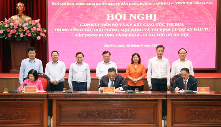 Lễ ký kết giao ước thi đua trong công tác giải phóng mặt bằng và tái định cư Dự án đầu tư xây dựng đường Vành đai 4 - Vùng Thủ đô Hà Nội.