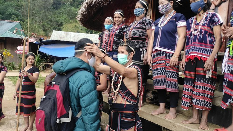 Chủ tịch Phạm Hải Quỳnh được dân bản coi như người con của làng.