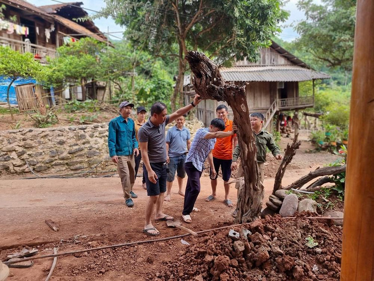 Ông Phạm Hải Quỳnh giúp bà con Nà Sự, Nậm Pồ, Điện Biên cải tạo cảnh quan phát triển du lịch.