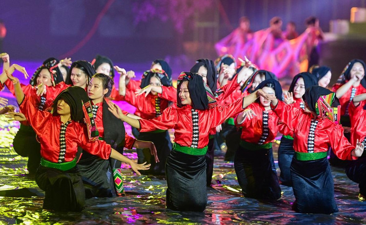 Động tác múa xòe của người Thái.