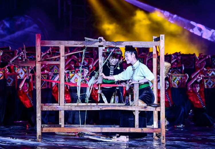 Người phụ nữ Thái khi về nhà chồng sẽ dệt khăn piêu để làm quà cho gia đình chồng.