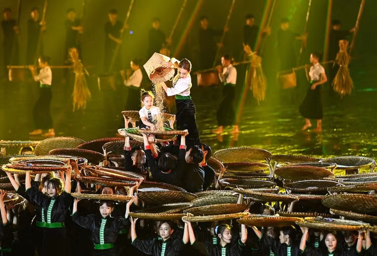 Tái hiện cảnh phơi thóc thể hiện văn hóa nông nghiệp của đồng bào dân tộc Thái.