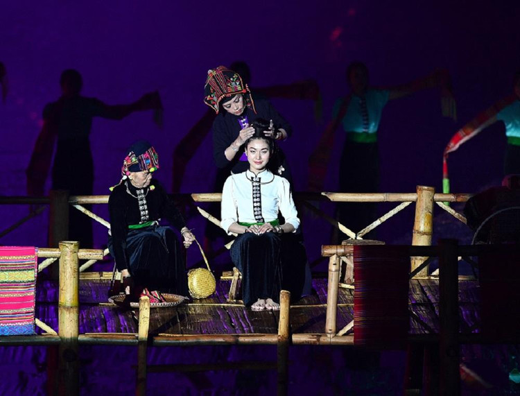 Phong tục búi tóc cho cô dâu trước khi lấy chồng của người Thái được tái hiện ở buổi lễ.