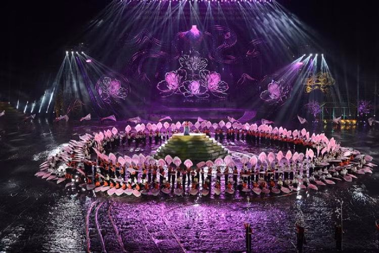 Tiết mục xòe hoa.