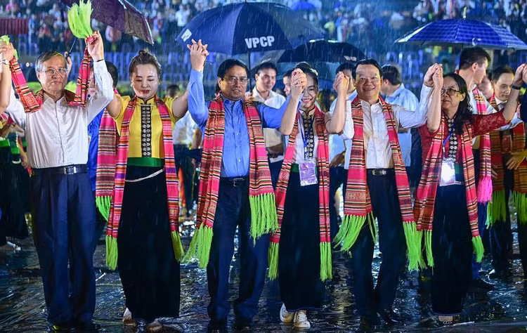 Thủ tướng Phạm Minh Chính, nguyên Thường trực Ban bí thư Trần Quốc Vượng và Bí thư tỉnh Yên Bái Đỗ Đức Duy cùng đồng bào dân tộc Thái múa xòe.