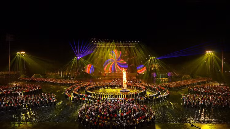 Lễ đón nhận Bằng của UNESCO ghi danh "Nghệ thuật Xòe Thái" vào danh sách Di sản văn hóa phi vật thể đại diện của nhân loại.