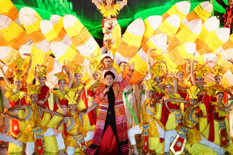 Ca sĩ Tùng Dương thể hiện ca khúc Dấu chân của mẹ.