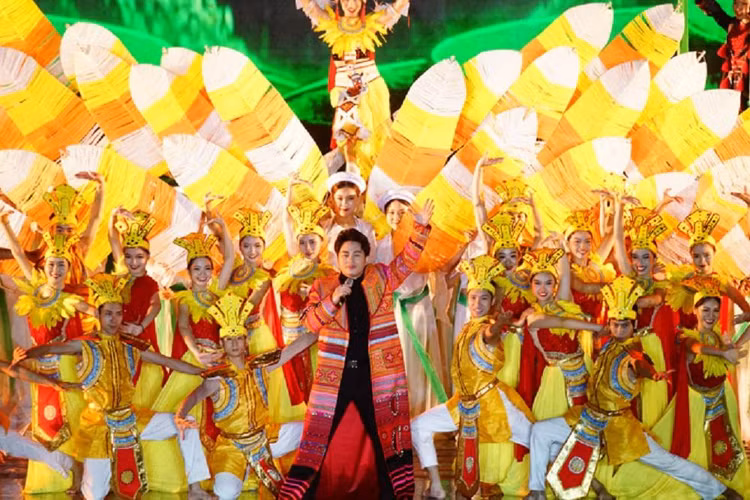 Ca sĩ Tùng Dương thể hiện ca khúc Dấu chân của mẹ.