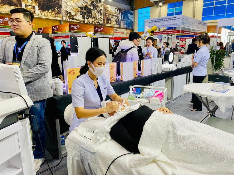 Nhiều công nghệ làm đẹp mới cho khách hàng trải nghiệm trực tiếp.