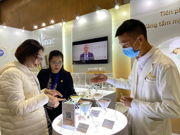 Trải nghiệm sản phẩm tại triển lãm.