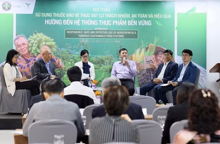 Các chuyên gia, đại biểu tham gia tọa đàm tại hội thảo.