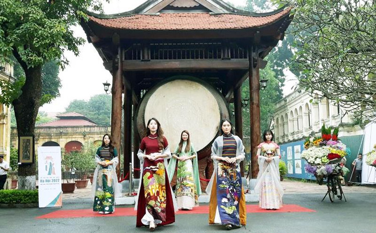 Các bộ sưu tập áo dài của một số nhà thiết kế được giới thiệu trong chương trình.