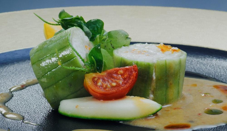 Món ăn trong phim được bài trí công phu khiến dạ dày khán giả cũng phải “xốn xang”.